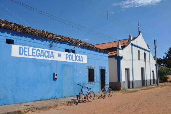 Delegacia e igreja, lado a lado, em Alto Parnaíba - MA